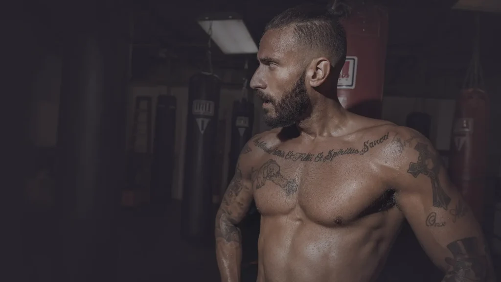 Hombres con protuberancias/pelos encarnados/infecciones en la nuca.