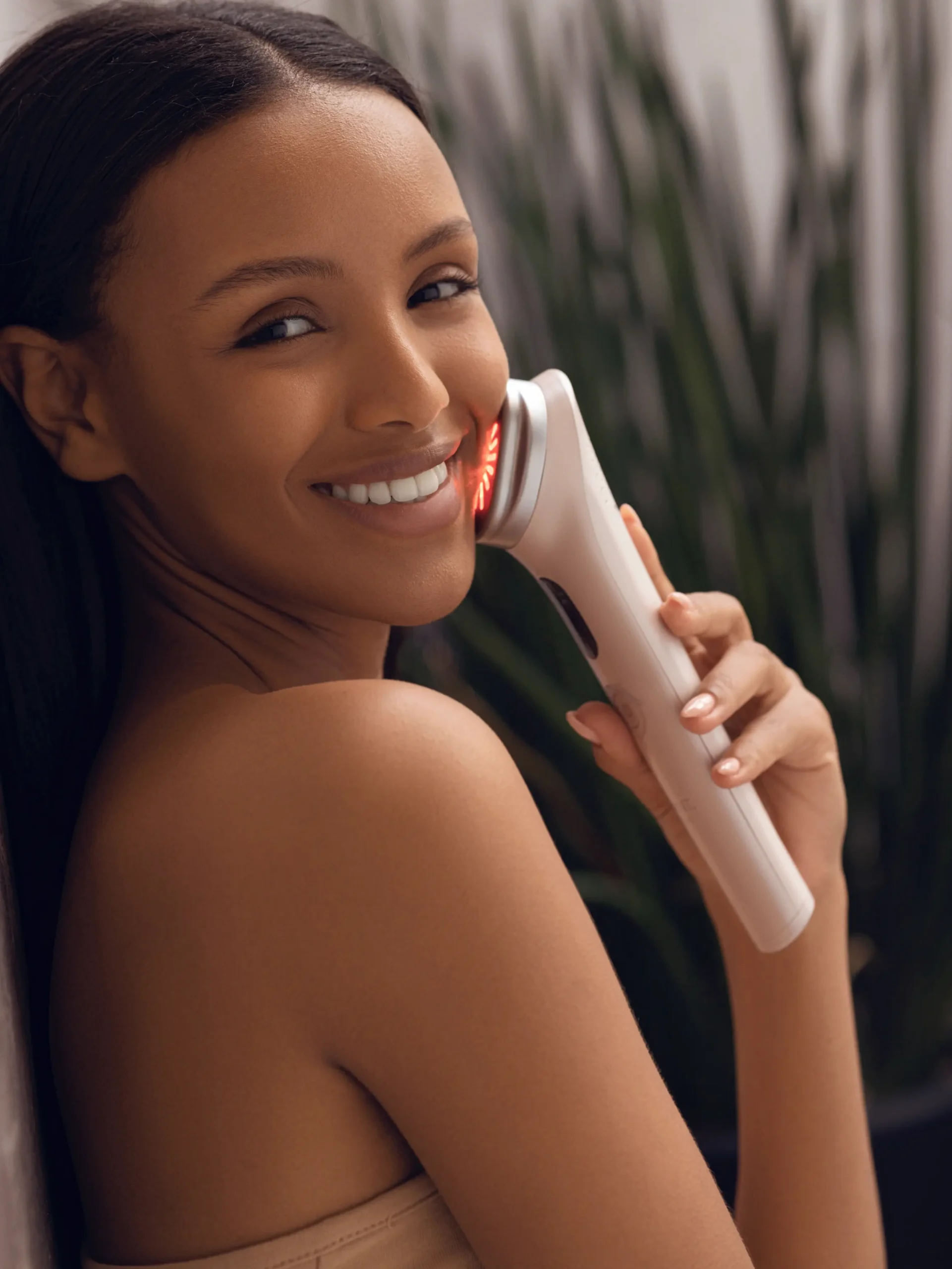 Medspa Specials 1 LMNT.one_Pearl_Device_Model_Image_22_09.23.jpg